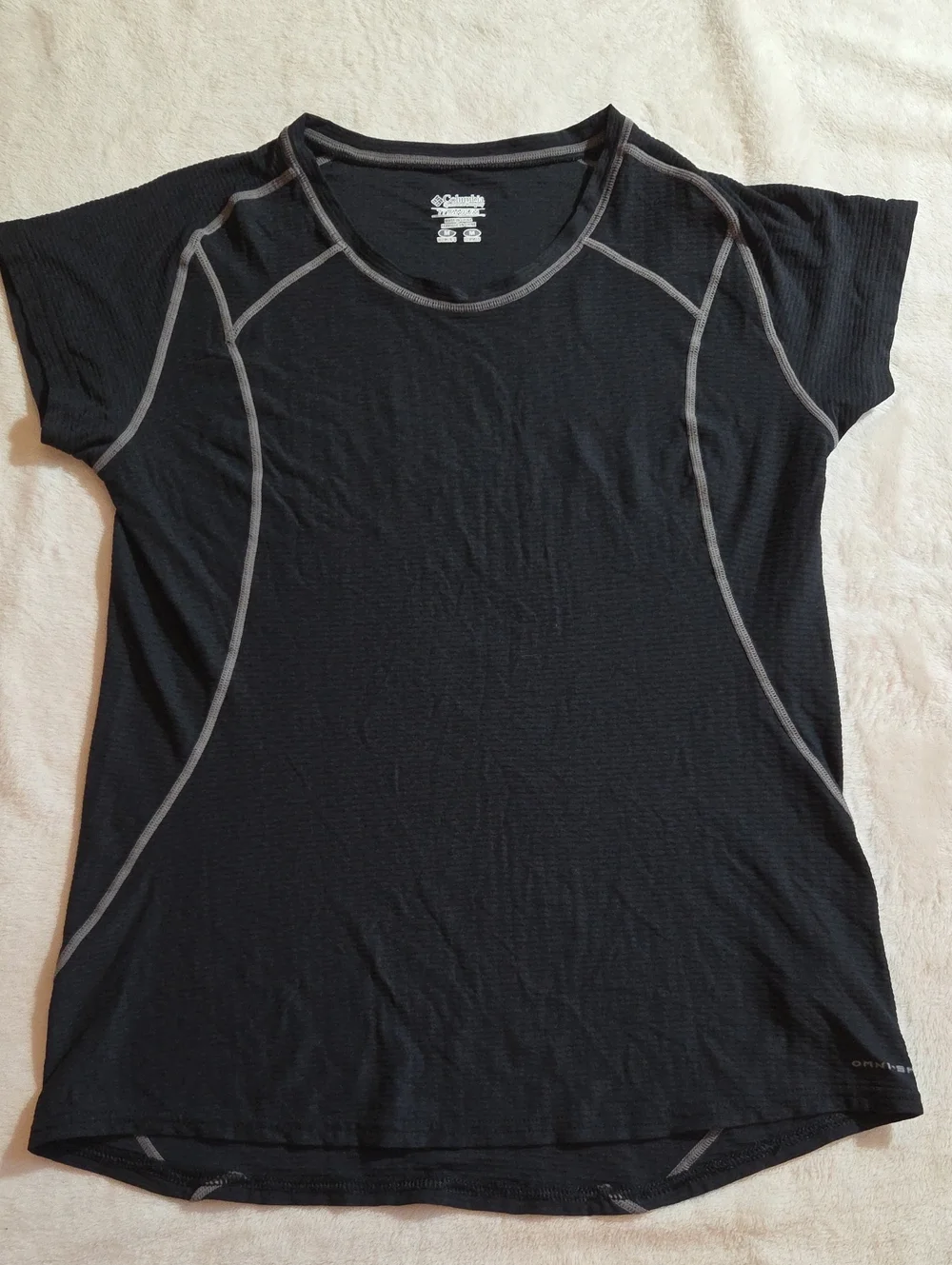Columbia Black Short-Sleeve Active Tee with Gray Contrast Seams